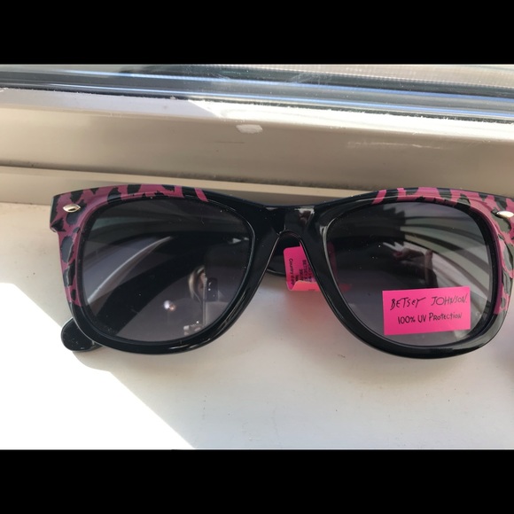 Bundle of 5 pairs of on trend sunglasses - Picture 3 of 7